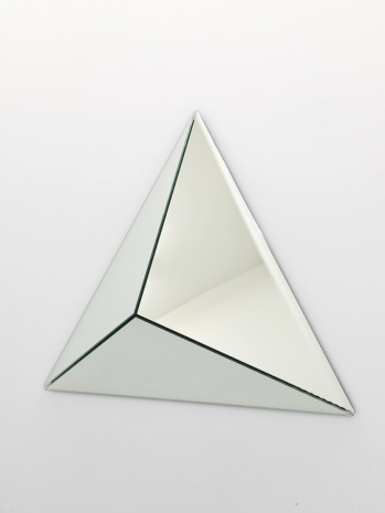 Trix & Robert Haussmann, Ecke 3 (Miroir d'angle en triangulaire biaisé / Ecke III), 2013 , Herald St