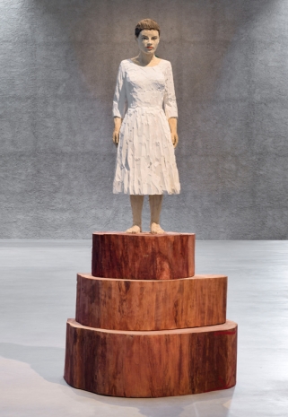 Stephan Balkenhol, Skulptur Frau mit weißem Kleid und langem Zopf, 2022 , KÖNIG GALERIE