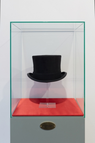 Guillaume Bijl, Souvenir of the Friends of Félicien Rops, Namur (hat of Édouard Manet), 2018, KETELEER GALLERY