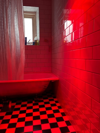 Eline Mugaas, Rødt bad / Red Bathroom, 2022 , Galleri Riis