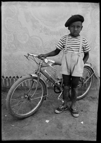 Seydou Keïta, Sans titre/ Untitled (02424-MA.KE.319), 1948-1954 , Galerie Nathalie Obadia