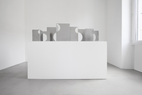 Michel Verjux, Suite en chicanes pour quatre sculptures domestiques, 2022, A arte Invernizzi
