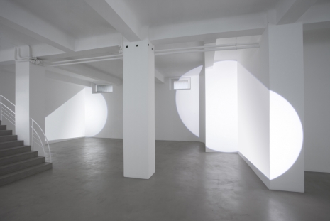 Michel Verjux, Suite environnante de quatre: rasante, fragmentée, éclairée (sources au sol), 2022, A arte Invernizzi