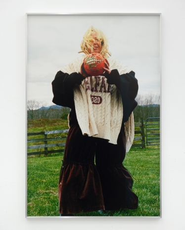 Talia Chetrit , Mom (Ball), 2022 , Sies + Höke Galerie