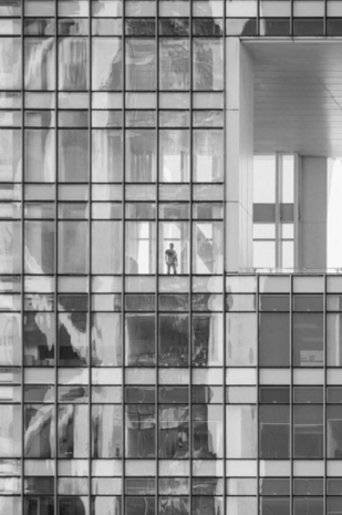 Mårten Lange , Man in window (Guangzhou), 2020, Galerie Nordenhake