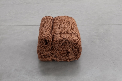 Ximena Garrido-Lecca , Aleaciones con memoria de forma: entrelazado vertical, 2022 , Galerie Nordenhake