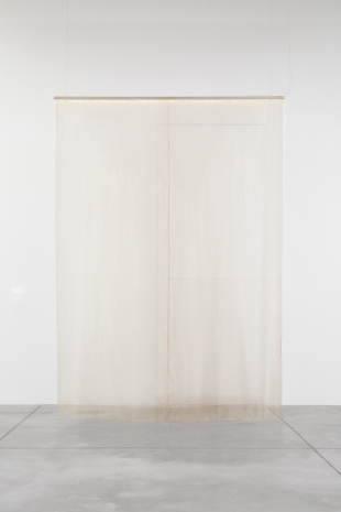 Julia Rometti , Organza, plástico, aluminio, leds y corriente de aire, 2022 , Galerie Nordenhake