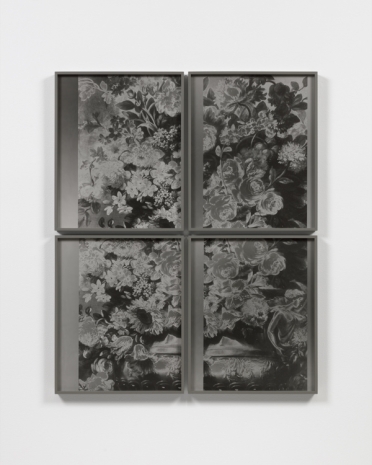 Lisa Oppenheim, Dekorative Vase mit Blumen gefüllt, 1942/2022 (Version I), 2022, Tanya Bonakdar Gallery