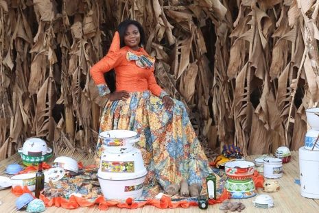 Ishola Akpo, La mariée au milieu de ses objets de dot, 2015-2016 , Sabrina Amrani