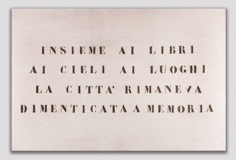 Vincenzo Agnetti, Paesaggio: insieme ai libri ai cieli ai luoghi la città rimaneva dimenticata a memoria, 1973 , Cardi Gallery