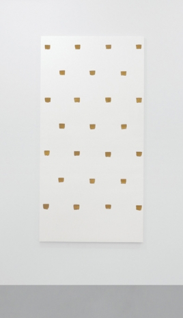 Niele Toroni , 25 impronte di pennello n.50 a intervalli di 30 cm, 2019 , A arte Invernizzi