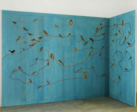 Stephan Balkenhol, Großes Winkelrelief II (Vögel/ Kinderzeichnung), 2008, Galerie Thaddaeus Ropac