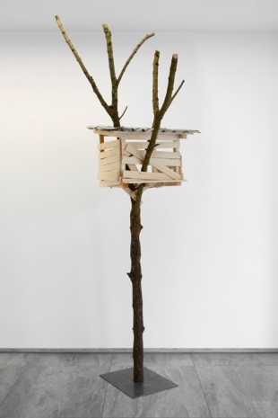 Tadashi Kawamata, TREE HUT WITH TREE N°1, 2023, Mennour