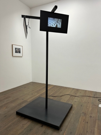 Roos Theuws, Das zeigende Zeigen, 2020 , Slewe Gallery