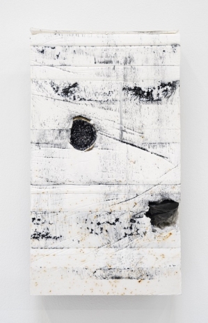 Stephane Henry , Sédimentation de résine acrylique, noir de carbone, poudre d’acier, inclusion de résine polyuréthane teintée de graphite, bande magnétique audio, géode de pyrite de fer (Maroc), 2024 , galerie frank elbaz