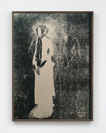 Lisa Oppenheim, Frau mit Kopftuch und Fächer, Wiederholung der Figur, 1938/2024 (Version I), 2024 , Tanya Bonakdar Gallery