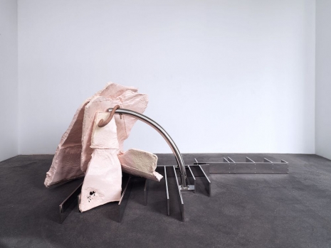 Nairy Baghramian, Se ployant (soufre), 2024 , Hauser & Wirth