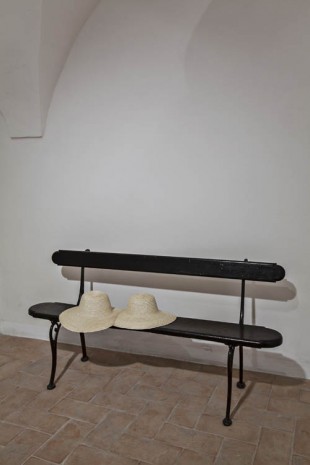 Mona Hatoum, Cappello per due, 2013, Galleria Continua