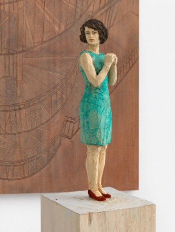 Stephan Balkenhol, Frau in türkisfarbenem Kleid mit Treppenrelief, 2013, Johnen Galerie
