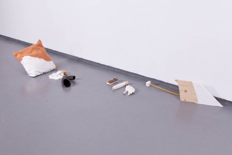 Sonia Kacem, Ensemble de petites sculptures sur sol (9 éléments), 2013, Valentin