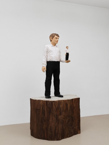 Stephan Balkenhol, Grosser Mann trägt kleinen Mann auf Händen, 2025 , Keteleer Gallery