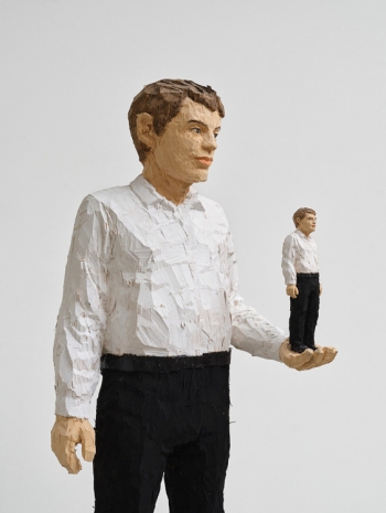 Stephan Balkenhol, Grosser Mann trägt kleinen Mann auf Händen, 2025 , Keteleer Gallery