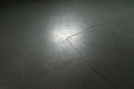 Morten Andenæs, Sprekken i gulvet, 2025 , Galleri Riis