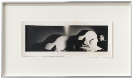 Alix Cléo Roubaud, Éminent victorien dans un lit hollywoodien / Eminent victorian in a hollywood bed, 1980 , Galerie Buchholz