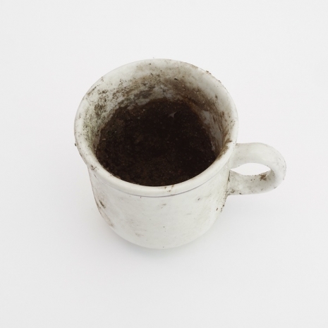 Anna Kolodziejska, Untitled (Tasse), 2016, Galerie Bernd Kugler