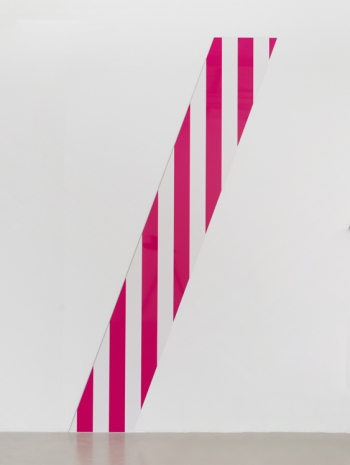 Daniel Buren, Oblique et vertical à la fois : Bas-relief situé - DBPF97, 2025, Mennour