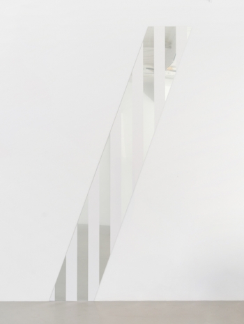 Daniel Buren, Oblique et vertical à la fois : Bas-relief situé - DBPF98, 2025, Mennour