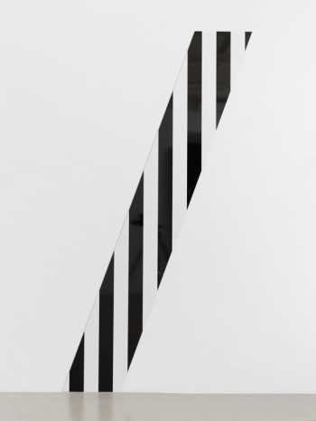 Daniel Buren, Oblique et vertical à la fois : Bas-relief situé - DBPF99, 2025, Mennour