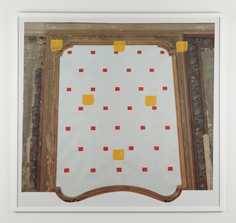 Niele Toroni , Impronte di pennello n. 50 a intervalli di 30 cm “Quando le impronte di pennello si manifestano sul loro manifesto”, 2016 , A arte Invernizzi