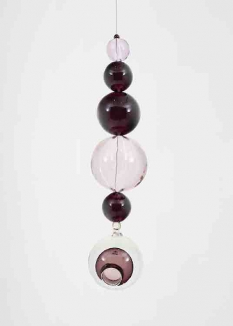 Jean-Michel Othoniel, Amant Suspendu améthyste, cristal et rose, 2025, Perrotin