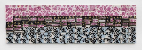 Evian Wenyi Zhang, Drei Kalligrafien in Nastaʿlīq – Shikasta – Nastaʿlīq, Rahmen mit Blütendekor, 2025 , Pedro Cera