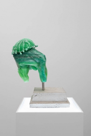 Evian Wenyi Zhang, Grabfigur: Gesatteltes und gezäumtes Pferd, 2025 , Pedro Cera