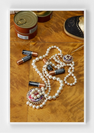 Roe Ethridge, Chanel Pearl Neckalace with Batteries, 2015 , Mai 36 Galerie