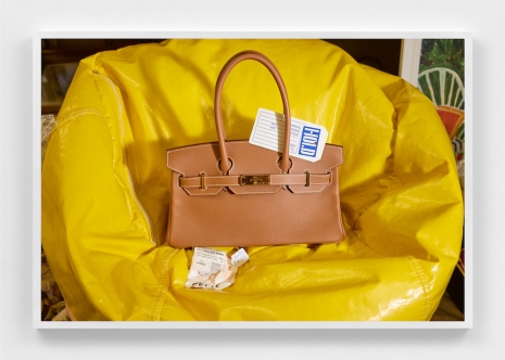 Roe Ethridge, Kelly Bag on Bean Bag at Church Mouse, 2025 , Mai 36 Galerie