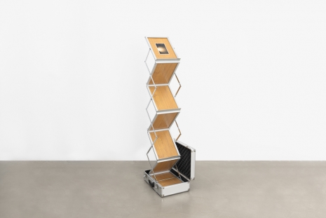Yuki Kimura , Prospektständer Zigzag Holz, 2015, Galerie Chantal Crousel