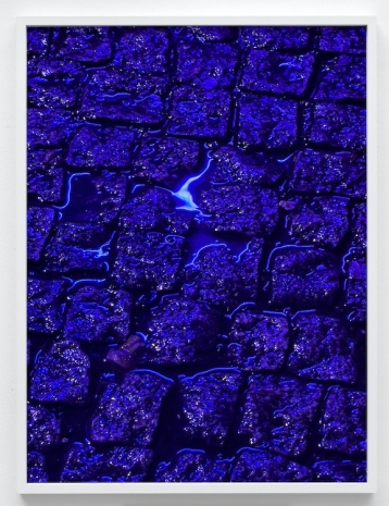 Paul Hutchinson, Pflastersteine, blue puddle, 2023 , Sies + Höke Galerie