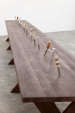 Carola Grahn , Luhkietjijhtje nejpieh (Seventeen Knives), 2025, Galleri Nicolai Wallner