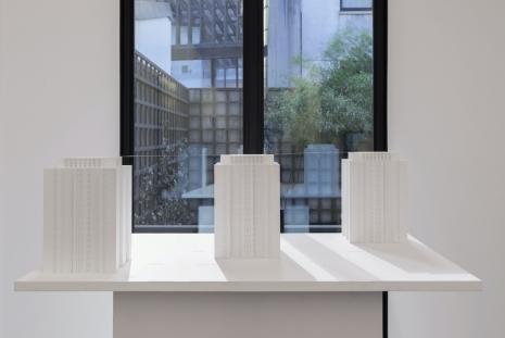 Isa Genzken, Two Lines, 1991, Galerie Buchholz