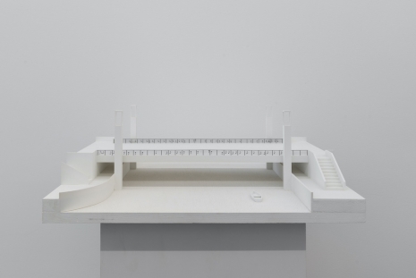 Isa Genzken, Brücke, Das ist die Berliner Luft, Luft, Luft ..., 2000, Galerie Buchholz