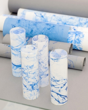 Marie Denis, La Petite Forêt de Rouleaux, Bleu carbone, 2026, Galerie Alberta Pane