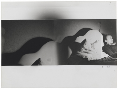Alix Cléo Roubaud, Éminent victorien dans un lit hollywoodien / Eminent victorian in a hollywoodian bed, 1980, Galerie Buchholz