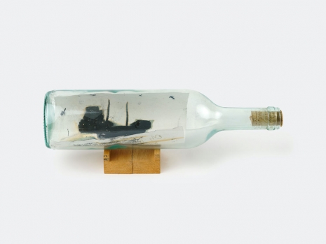 Hubert Kiecol , Ohne Titel (Flaschenpost), 1990 , Galerie Gisela Capitain