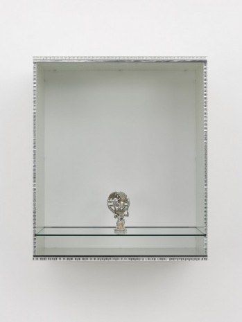 Haim Steinbach, Untitled (Atlas), 2013, White Cube