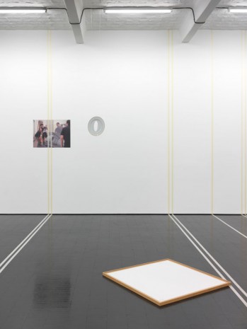 Karin Schneider & Abraham Adams, Hommage to Michael Asher. Installation for a photograph, 2014, Galerie Barbara Weiss