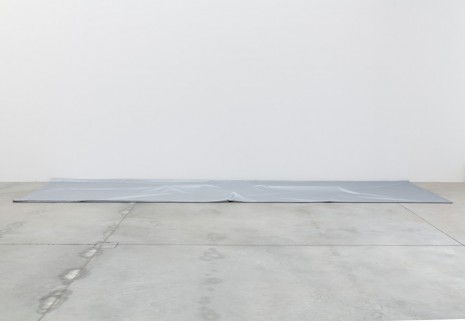 Jason Dodge, Silver tarps that cover a part of the floor, 2014, Galleria Franco Noero