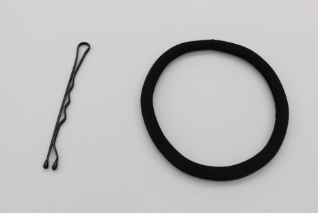Amanda Ross-Ho, BINARY (BOBBY PIN AND RUBBER BAND), 2014, The Approach